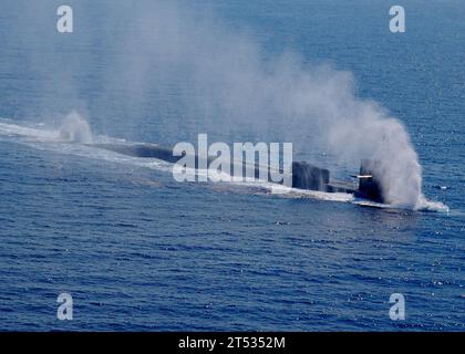 0908222911P-005 NEAPEL, Italien (22. August 2009) nach einem Hafenbesuch in Neapel, Italien, beginnt das Trägerraketen-U-Boot der Ohio-Klasse USS Georgia (SSGN 729) zu untertauchen. Georgia, die auf der Naval Submarine Base Kings Bay, Ga. Portiert wurde, befindet sich auf ihrem ersten operativen SSGN-Einsatz, seit sie von einem U-Boot mit ballistischer Rakete zu einem U-Boot mit Lenkrakete umgebaut wurde. Stockfoto