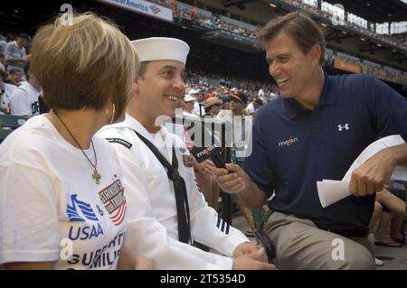 Baltimore, Boston Red Socks, Camden Yards, die Fregatte USS Samuel B. Roberts (FFG 58, Orioles-Red Sox-Spiel, Patriot Day) Stockfoto