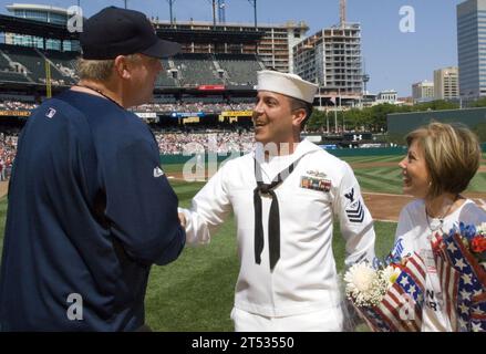 Baltimore, Boston Red Socks, Camden Yards, die Fregatte USS Samuel B. Roberts (FFG 58, Orioles-Red Sox-Spiel, Patriot Day) Stockfoto