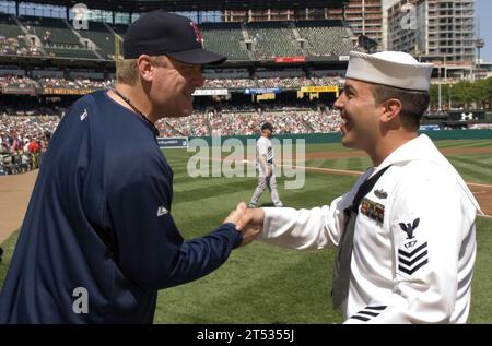 Baltimore, Boston Red Socks, Camden Yards, die Fregatte USS Samuel B. Roberts (FFG 58, Orioles-Red Sox-Spiel, Patriot Day) Stockfoto