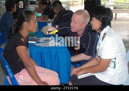 0706197783B-003 BAN SAMSAN, Thailand (19. Juni 2007) - Commander. Warren Woollin, der Abteilung für operative Gesundheitsunterstützung Golf Great Lakes zugewiesen, führt eine routinemäßige medizinische Untersuchung an einem thailändischen Bürger durch, mit Hilfe einer Krankenschwester der Royal Thai Army während eines medizinischen zivilen Aktionsprojekts (MEDCAP) in einem lokalen Dorf während der Übung Cooperation Float Readiness and Training (CARAT) 2007. CARAT ist eine geplante Reihe bilateraler militärischer Trainingsübungen mit mehreren südostasiatischen Nationen, die die Interoperabilität der jeweiligen Seeschifffahrtsdienste verbessern sollen. US Navy Stockfoto