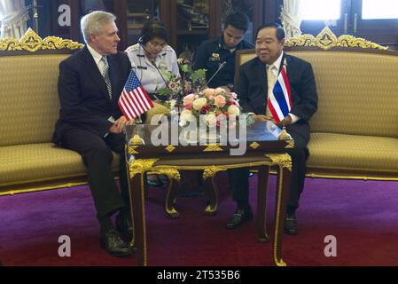 1011225549O-079 BANGKOK, Thailand (22. November 2010) Marineminister (SECNAV) Ray Mabus spricht mit dem thailändischen Verteidigungsminister Prawit Wongsuwon in Bangkok. Stockfoto