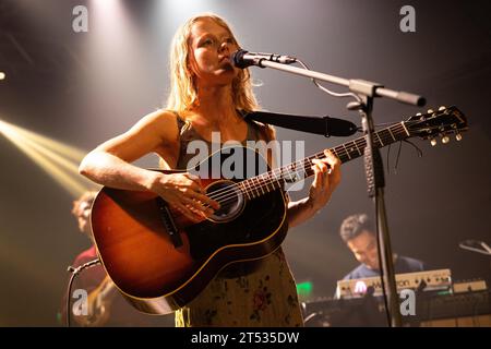 Mailand, Italien. November 2023. Alice Phoebe Lou tritt in einem Konzert im Magazzini Generali in Mailand auf. Quelle: SOPA Images Limited/Alamy Live News Stockfoto