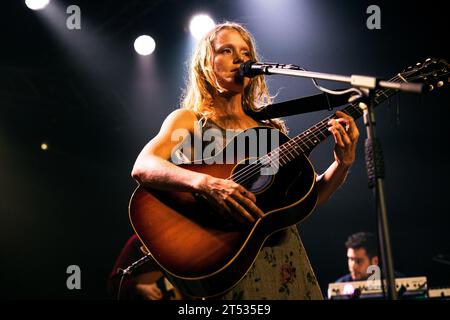 Mailand, Italien. November 2023. Alice Phoebe Lou tritt in einem Konzert im Magazzini Generali in Mailand auf. Quelle: SOPA Images Limited/Alamy Live News Stockfoto