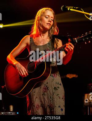 Mailand, Italien. November 2023. Alice Phoebe Lou tritt in einem Konzert im Magazzini Generali in Mailand auf. Quelle: SOPA Images Limited/Alamy Live News Stockfoto