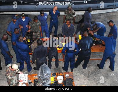 1008174971L-021 BRIDGETOWN, Barbados, (17. August 2010) Mitglieder der Royal Barbados Defense Force zerlegen während eines Fachaustausches für Wartungsmanagement eine kleine Bootsmaschine, die von Seeleuten der US Navy durchgeführt wird, die dem Maritime Civil Affairs Security Training Security Force Assistance Detachment zugewiesen sind und an Bord des Hochgeschwindigkeitsschiffs Swift (HSV 2) eingestiegen sind. Southern Partnership Station ist ein jährlicher Einsatz von US-Militärtrainingsteams in den Zuständigkeitsbereich des U.S. Southern Command. Stockfoto