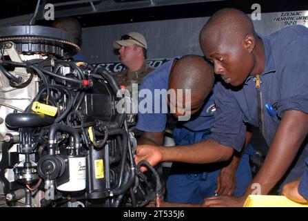 1008174971L-027 BRIDGETOWN, Barbados, (17. August 2010) Mitglieder der Royal Barbados Defense Force zerlegen während eines Fachaustausches für Wartungsmanagement eine kleine Bootsmaschine, die von Seeleuten der US Navy durchgeführt wird, die dem Maritime Civil Affairs Security Training Security Force Assistance Detachment zugewiesen sind und an Bord des Hochgeschwindigkeitsschiffs Swift (HSV 2) eingestiegen sind. Southern Partnership Station ist ein jährlicher Einsatz von US-Militärtrainingsteams in den Zuständigkeitsbereich des U.S. Southern Command. Stockfoto