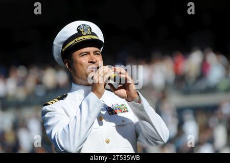 1009267282P-006 SAN DIEGO (26. September 2010) Abe Thompson, ein Offizier des Commander der 3rd Fleet, singt die Nationalhymne im PETCO Park, während sich die San Diego Padres auf die Cincinnati Reds vorbereiten. Das Spiel war einer der Höhepunkte der Flottenwoche 2010 in San Diego, 16. September bis Oktober 3. Flottenwoche San Diego ermöglicht Einheimischen und Besuchern, den Geist und die Leistungen von Seeleuten, Marines und Küstenwachen zu feiern. Stockfoto