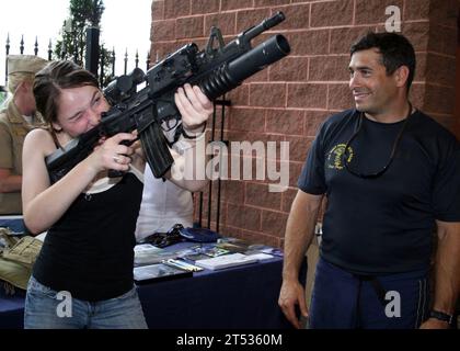 Baseball, Consol Energy Park, Ausstellung, Leap Frösche, Navy SEAL, Fallschirm, Fallschirmspringer, Special Warfare Combatant-Crawman, SWCC, U.S. Navy Fallschirmspringer, Washington Wild Things Stockfoto