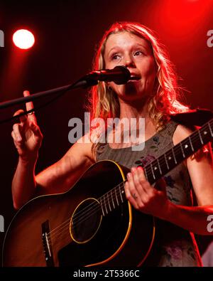 Mailand, Italien. November 2023. Alice Phoebe Lou tritt in einem Konzert im Magazzini Generali in Mailand auf. (Foto: Mairo Cinquetti/SOPA Images/SIPA USA) Credit: SIPA USA/Alamy Live News Stockfoto