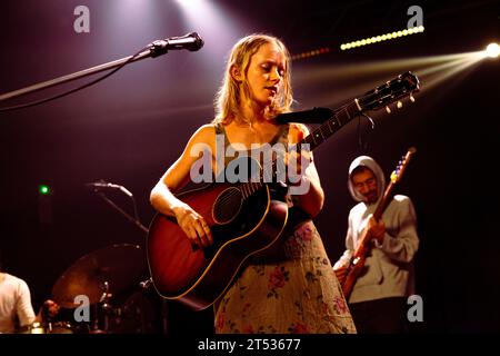 Mailand, Italien. November 2023. Alice Phoebe Lou tritt in einem Konzert im Magazzini Generali in Mailand auf. (Foto: Mairo Cinquetti/SOPA Images/SIPA USA) Credit: SIPA USA/Alamy Live News Stockfoto