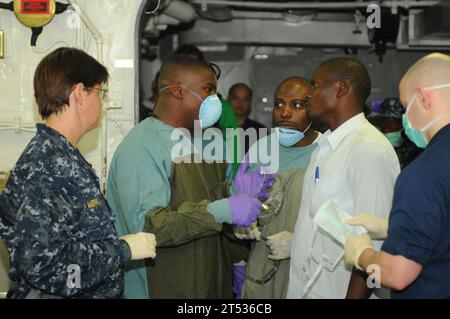 1001191831S-062 PORT-AU-PRINCE, Haiti (19. Januar 2010) Ein haitianischer Mann spricht mit dem medizinischen Personal an Bord des amphibischen Mehrzweckschiffs USS Bataan (LHD 5) über den Zustand seiner Mutter. Seine 70-jährige Mutter wurde am 19. Januar aus einem eingestürzten Gebäude befreit, nachdem sie sieben Tage lang unter Schutt gefangen war. Bataan unterstützt die Operation Unified Response, eine gemeinsame Operation, die humanitäre Hilfe nach einem Erdbeben der Stärke 7,0, das Haiti am 12. Januar 2010 heimsuchte, leistet. Stockfoto