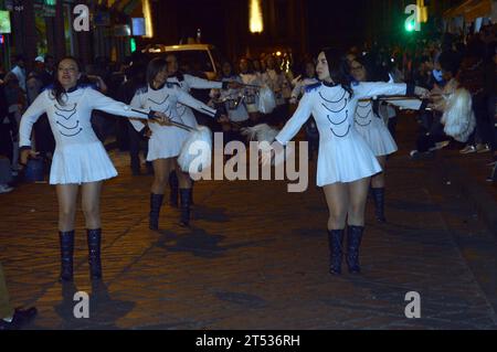 CUENCA-DESFILE BANDAS DE GUERRA-EX ALUMNOS COLEGIOS Cuenca, Ecuador 2 de noviembre de 2023 EN la noche de hoy desde el parque de San Blas recorriendo la calle Bolivar hasta el parque Calderon las Bandas de guerra de las Unidades Educativas de la Salle, Herlinda Toral, Manuela Garaicoa, Fray Vicente Solano, Federico Proano, Benigno Malo, ciudad de Riobamba y Emilio Abad de Guayaquil reindieron homenaje a la ciudad de Cuenca por sus 203 anos de Independencia. foto Boris Romoleroux/API. ACE-CUENCA-DESFILEBANDASDEGUERRA-EXALUMNOSCOLEGIOS-EC2DAC111810909C07AEAD52FA98A587 *** CUENCA-BANNPARADE Stockfoto