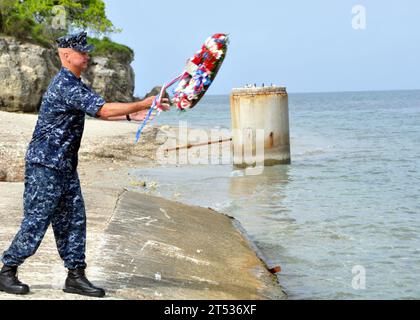 1006047764M-030 GUANTANAMO BAY. Kuba (4. Juni 2010) Kapitän Steven Blaisdell, Befehlshaber der Marinestation Guantanamo Bay, Kuba, wirft während einer Zeremonie zum 68. Jahrestag der Schlacht von Midway einen Kranz in die Bucht. Mehr als 100 Seeleute, Marines und Soldaten nahmen an der Zeremonie Teil. Stockfoto