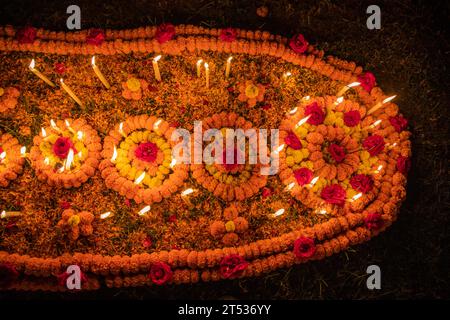 Katholiken beobachten Nov 2 als All Souls' Day, ein Tag des Gebets für die Toten. Die Fotos von der Beobachtung wurden in den heiligen Rosenkranz Kirche in Dhaka, Stockfoto