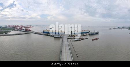 Shanghai. Juli 2023. Dieses Luftbild, das am 9. Juli 2023 aufgenommen wurde, zeigt einen Blick auf das Shanghai Haitong International Automotive Terminal in Waigaoqiao im ostchinesischen Shanghai. Die sechste China International Import Expo (CIIE) findet vom 5. Bis 10. November in Shanghai statt. Die sechste CIIE steht vor der Tür, die Vorbereitungen sind in vollem Gange. Quelle: Fang Zhe/Xinhua/Alamy Live News Stockfoto