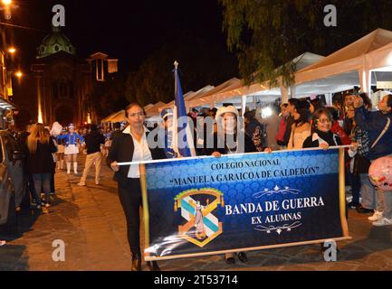 CUENCA-DESFILE BANDAS DE GUERRA-EX ALUMNOS COLEGIOS Cuenca, Ecuador 2 de noviembre de 2023 EN la noche de hoy desde el parque de San Blas recorriendo la calle Bolivar hasta el parque Calderon las Bandas de guerra de las Unidades Educativas de la Salle, Herlinda Toral, Manuela Garaicoa, Fray Vicente Solano, Federico Proano, Benigno Malo, ciudad de Riobamba y Emilio Abad de Guayaquil reindieron homenaje a la ciudad de Cuenca por sus 203 anos de Independencia. foto Boris Romoleroux/API. ACE-CUENCA-DESFILEBANDASDEGUERRA-EXALUMNOSCOLEGIOS-E273E607F266EF9F4747D876841EFA *** CUENCA-BANNPARADE Stockfoto