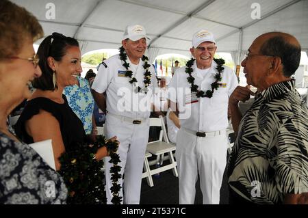 110510WP746-030 PEARL HARBOR (10. Mai 2011), stellvertretender ADM Robert K. U. Kihune, Right, Vorsitzender der USS Missouri Memorial Association Inc., spricht mit ehemaligen Besatzungsmitgliedern des Schlachtschiffs USS Missouri (BB 63) während des 25. Jahrestages der zweiten Inbetriebnahme des Schlachtschiffs. Das Battleship Missouri Memorial und die USS Missouri Association Crew Members Organisation feierten den Jahrestag gemeinsam mit einer Zeremonie auf dem Fantail des Schiffes. Stockfoto