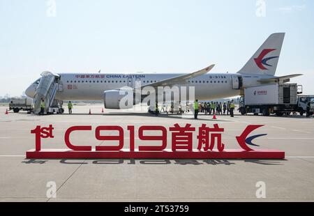 Shanghai. Mai 2023. Dieses Foto vom 28. Mai 2023 zeigt eine C919, Chinas selbst entwickeltes Großpassagierflugzeug, die sich für ihren ersten kommerziellen Flug im ostchinesischen Shanghai vorbereitet. Die sechste China International Import Expo (CIIE) findet vom 5. Bis 10. November in Shanghai statt. Die sechste CIIE steht vor der Tür, die Vorbereitungen sind in vollem Gange. Quelle: Ding Ting/Xinhua/Alamy Live News Stockfoto