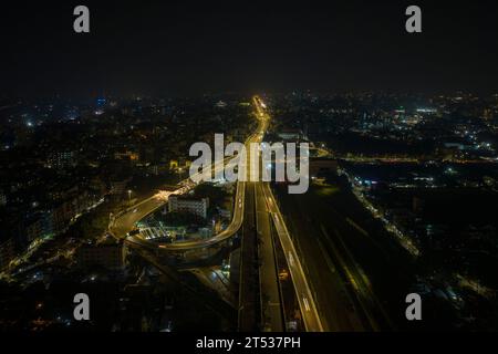 Nachtblick auf den neu gestarteten Dhaka Elevated Expressway in Tejgaon in Dhaka, Bangladesch. Stockfoto