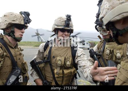 0807186270R-015 OAHU, Hawaii (18. Juli 2008) Marines, die dem Combat Logistics Battalion 3 zugewiesen sind, kommen bei der Bellows Air Force Station auf Hawaii an, 53 während eines simulierten Angriffs auf Rim of the Pacific (RIMPAC) 2008. Der Hubschrauber flog vom amphibischen Angriffsschiff USS Bonhomme Richard (LHD 6). RIMPAC ist die weltweit größte zweijährliche multinationale Übung, die von der U.S. Pacific Fleet durchgeführt wird. Teilnehmer sind die USA, Australien, Kanada, Chile, Japan, Niederlande, Peru, Republik Korea, Singapur und Vereinigtes Königreich. Stockfoto