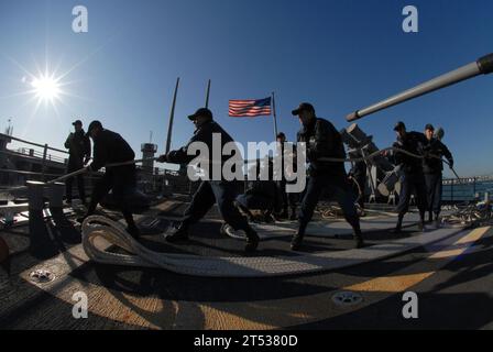 111128DU438-131 MALAGA, Spanien (28. November 2011) Seeleute an Bord des Lenkraketenkreuzers USS Gettysburg (CG 64) fahren auf einer Linie auf dem Fantail herum, während das Schiff von einem Hafenbesuch nach Malaga, Spanien, anfängt. Gettysburg wird in den Zuständigkeitsbereich der 6. US-Flotte eingesetzt, der maritime Sicherheitseinsätze und Kooperationsbemühungen im Bereich der Theatersicherheit durchführt. Stockfoto