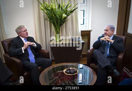 1012215549O-014 JERUSALEM, Israel (21. Dezember 2010) Marineminister (SECNAV) der ehrenwerte Ray Mabus spricht mit dem israelischen Premierminister Benjamin Netanjahu während eines Amtsanrufs in Jerusalem. Stockfoto