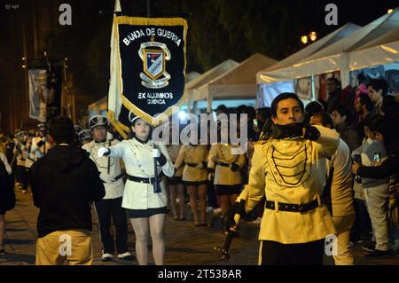 CUENCA-DESFILE BANDAS DE GUERRA-EX ALUMNOS COLEGIOS Cuenca, Ecuador 2 de noviembre de 2023 EN la noche de hoy desde el parque de San Blas recorriendo la calle Bolivar hasta el parque Calderon las Bandas de guerra de las Unidades Educativas de la Salle, Herlinda Toral, Manuela Garaicoa, Fray Vicente Solano, Federico Proano, Benigno Malo, ciudad de Riobamba y Emilio Abad de Guayaquil reindieron homenaje a la ciudad de Cuenca por sus 203 anos de Independencia. foto Boris Romoleroux/API. ACE-CUENCA-DESFILEBANDASDEGUERRA-EXALUMNOSCOLEGIOS-45A1898E327ACACAC84CDE413B68E87F4 *** CUENCA-BANNPARADE Stockfoto