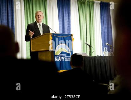 111013AC887-002 WASHINGTON (13. Oktober 2011) Marineminister (SECNAV) der ehrenwerte Ray Mabus hält eine Rede auf dem Naval Energy Forum im Ronald Reagan Building in Washington, D.C. Stockfoto