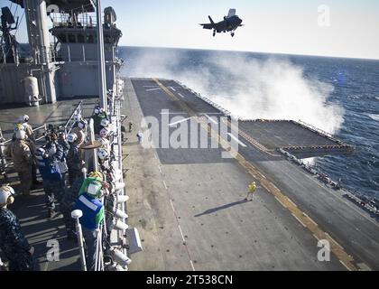 111015AC887-002 ATLANTISCHER OZEAN (15. Oktober 2011) Zuschauer, darunter der Secretary of the Navy (SECNAV) The Honorable Ray Mabus, beobachten eine F-35B Lightning II an Bord des amphibischen Sturmschiffs USS Wasp (LHA 1). SECNAV und der Kommandant des Marinekorps General James F. Amos gingen an Bord der Wasp, um einen Einblick in die Joint Strike Force-Variante des Joint Strike Fighter zu erhalten. Stockfoto