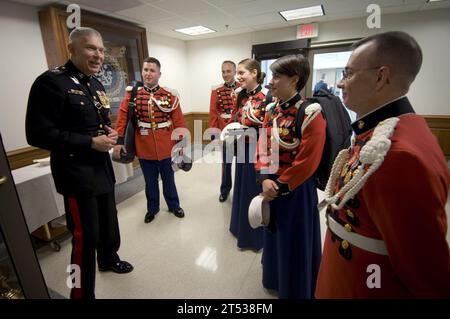 0711085549O-097 WASHINGTON (8. November 2007) - Kommandeur des Marine Corps, General James T. Conway, spricht mit Mitgliedern der United States Marine Corps Band während einer Zeremonie zum 232. Geburtstag des Marine Corps im Pentagon. US Navy Stockfoto