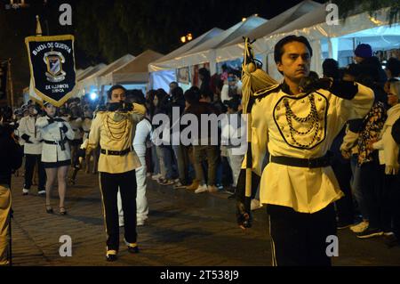 CUENCA-DESFILE BANDAS DE GUERRA-EX ALUMNOS COLEGIOS Cuenca, Ecuador 2 de noviembre de 2023 EN la noche de hoy desde el parque de San Blas recorriendo la calle Bolivar hasta el parque Calderon las Bandas de guerra de las Unidades Educativas de la Salle, Herlinda Toral, Manuela Garaicoa, Fray Vicente Solano, Federico Proano, Benigno Malo, ciudad de Riobamba y Emilio Abad de Guayaquil reindieron homenaje a la ciudad de Cuenca por sus 203 anos de Independencia. foto Boris Romoleroux/API. ACE-CUENCA-DESFILEBANDASDEGUERRA-EXALUMNOSCOLEGIOS-040196F644251842F3AD11D020A95F9E *** CUENCA-BANNPARADE Stockfoto