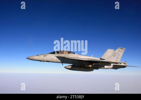 0910135781T-002 AFGHANISTAN (13. Oktober 2009) Ein Pilot und Co-Pilot der Black Aces of Strike Fighter Squadron (VFA) 41, der über Afghanistan fliegt, hält eine amerikanische Flagge. Die VFA-41 ist an Bord des Flugzeugträgers USS Nimitz (CNV 68). (U.S. Navy Stockfoto