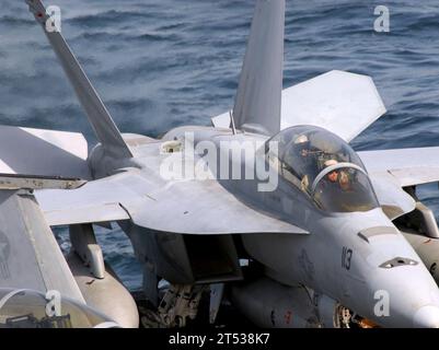 0703133038W-238 ARABISCHE SEE (13. März 2007) – Piloten der „Black Knights“ der Strike Fighter Squadron (VFA) 154 testen die Querruder der F/A-18F Super Hornet, bevor sie an Bord des Flugzeugträgers der Nimitz-Klasse USS John C. Stennis (CVN 74) starten. Die Stennis Carrier Strike Group wird derzeit zur Unterstützung von Maritime Security Operations (MSO) eingesetzt. US Navy Stockfoto