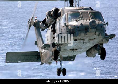 0704051635S-005 SÜDCHINESISCHES MEER (5. April 2007) - ein HH-60H Seahawk aus der 'Black Knights' of Helicopter Anti-U-Boot Squadron (HS) 4 senkt sich während einer Kampfmittelentladung mit dem Munitionsschiff USNS Flint in Position über dem Flugdeck der USS Ronald Reagan (CVN 76) (T-AE 32). Während der Evolution haben Flugzeuge über 126 Kanister Munition entladen. Die Ronald Reagan Carrier Strike Group befindet sich derzeit in einem Aufmarsch zur Unterstützung der US-Militäroperationen im Westpazifik. US Navy Stockfoto