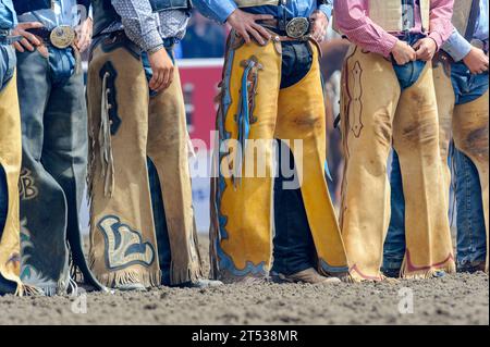 Eine Reihe von Cowboys mit Ledermännern bei der Eröffnungszeremonie des Calgary Stampede Rodeo. Alberta Kanada. Stockfoto