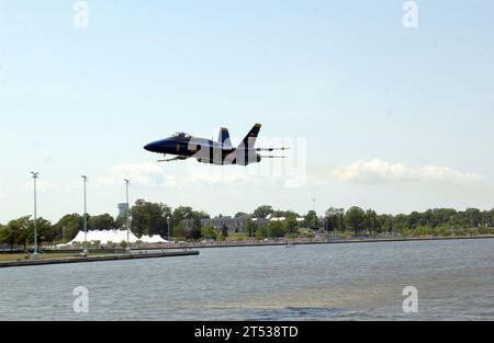 0705230593C-004 ANNAPOLIS, Md., (23. Mai 2007) - Blue Angel #5 führt einen Sneak Pass knapp unterhalb der Schallgeschwindigkeit entlang des Severn River in Annapolis, Md. Durch Ihr Auftritt war eine von einer Reihe von Veranstaltungen, die zur Graduierung und Inbetriebnahme der Naval Academy Class von 2007 führten. Weitere Veranstaltungen waren Auftritte der Marine Barracks Washington Silent Drill Platoon und der U.S. Naval Academy Pipes and Drums. US Navy Stockfoto