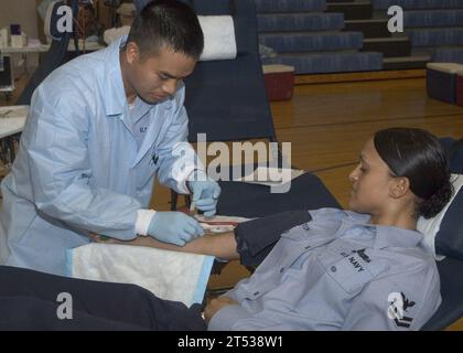 0704230483B-001 YOKOSUKA, Japan (23. April 2007) Р A Sailor spendet Blut an das Armed Services Blood Program im Fleet Recreation Center an Bord von Commander Fleet Activities Yokosuka. US Navy Stockfoto