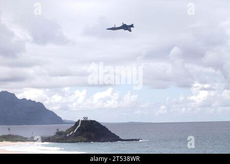 1009249232S-015 KANEOHE BAY, Hawaii (24. September 2010) der Blue Angel Nummer 5 der US Navy Flugdemonstrationsschwadron schwingt kopfüber über dem Pyramid Rock Beach auf der Marine Corps Base Hawaii. Die Blue Angels traten 2010 auf der Kaneohe Bay Air Show auf, die von der Marine Corps Base Hawaii vom 24. Bis 26. September 2010 präsentiert wurde. (U.S. Marine Corps Stockfoto
