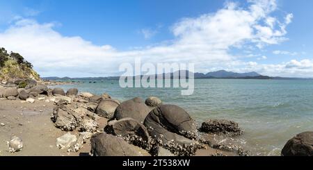 Koutu Boulders: Natürliche Küstenfelsen entlang der Tasman Sea Shoreline in der Northland Region, Neuseeland Stockfoto