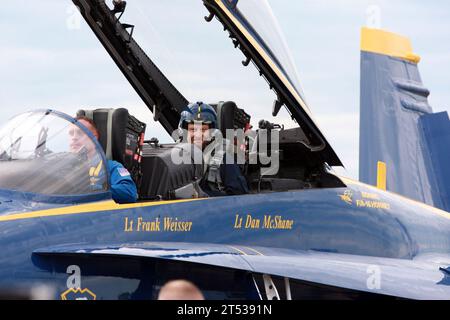 0807163607D-006 DULUTH, Minn. (16. Juli 2008) Minnesota VikingsХ Head Coach, Brad Childress, und Marine Corps Major Nathan Miller absolvieren einen Demonstrationsflug in Blue Angels No. 7. Die Blues werden als Eckpfeiler der Duluth Navy Week auftreten, einer von 22 Navy Weeks, die 2008 in ganz Amerika geplant sind. US Navy Stockfoto