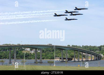 0705238395K-001 ANNAPOLIS, Md. (23. Mai 2007) - die US NavyХs Flight Demonstration Squadron, auch bekannt als Blue Angels, zeigt präzise Flugmanöver über der Naval Academy Bridge. Ihr Auftritt war eine von einer Reihe von Veranstaltungen, die zur Graduierung und Inbetriebnahme der Naval Academy Class von 2007 führten. Weitere Veranstaltungen waren Auftritte der Marine Barracks Washington Silent Drill Platoon und der U.S. Naval Academy Pipes and Drums. US Navy Stockfoto