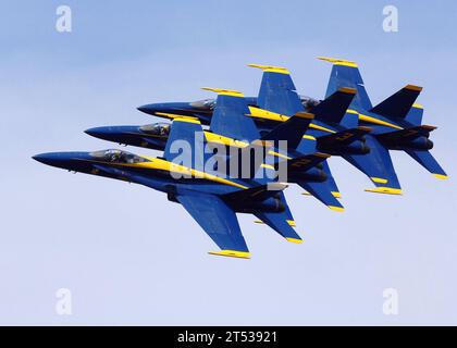 0705238395K-002 ANNAPOLIS, Md. (23. Mai 2007) - die US NavyХs Flight Demonstration Squadron, auch bekannt als die Blue Angels, fliegen in einer Stufenformation während einer Aufführung an der U.S. Naval Academy, einer von einer Reihe von Veranstaltungen, die zur Graduierung und Inbetriebnahme der Class of 2007 führten. Weitere Veranstaltungen waren Auftritte der Marine Barracks Washington Silent Drill Platoon und der U.S. Naval Academy Pipes and Drums. US Navy Stockfoto