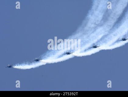 0705238395K-004 ANNAPOLIS, Md. (23. Mai 2007) - die US NavyХs Flight Demonstration Squadron, auch bekannt als die Blue Angels, führt während einer Aufführung an der U.S. Naval Academy eine Line-Areast-Loop durch, eine von einer Reihe von Veranstaltungen, die zur Graduierung und Inbetriebnahme der Class of 2007 führten. Weitere Veranstaltungen waren Auftritte der Marine Barracks Washington Silent Drill Platoon und der U.S. Naval Academy Pipes and Drums. US Navy Stockfoto