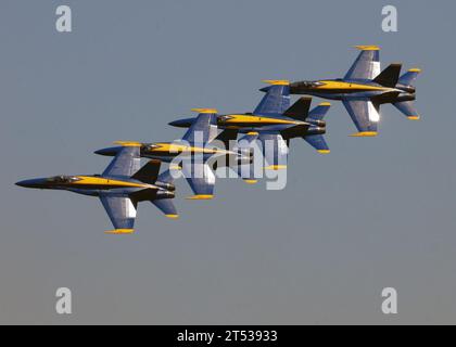 0908014649C-007 SEATTLE (1. August 2009) die Blue Angels F/A-18 Hornets fliegen während der 60. Seafair-Feier in Seattle in Formation über den Lake Washington. Militärangehörige und Bürger aus der Gegend von Seattle versammelten sich im Genesee Park für die Flugshow, die Wasserflugzeugrennen und die Musik. Stockfoto