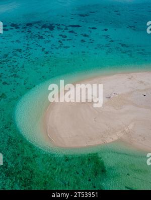 Ein paar Männer und Frauen an einer weißen Sandbank im Ozean von Koh Lipe Island im Süden Thailands an einem sonnigen Tag Stockfoto