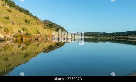 Spirits Bay oder Kapowairua, die ruhige Landschaft des Cape Reinga bei Sonnenuntergang im Te Paki Recreation Reserve, Northland, Neuseeland Stockfoto