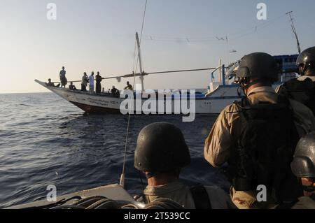 0910044154B-134 INDISCHER OZEAN (4. Okt. 2009) Mitglieder des Lenkraketenkreuzers USS Anzio (CG 68) besuchen, Bord, suchen und Beschlagnahmen (VBSS) Team und des maritimen Sicherheits- und Sicherheitsteams der US-Küstenwache (MSST) 91104 sprechen mit den Besatzungsmitgliedern eines Fischereifahrzeugs. Anzio ist das Flaggschiff der Combined Task Force 151, einer multinationalen Task Force zur Bekämpfung der Piraterie vor der Küste Somalias. Stockfoto