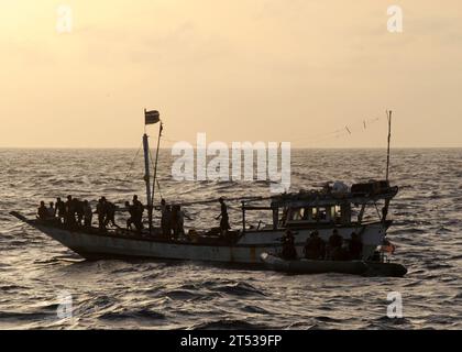 1005260553R-008 GOLF VON ADEN (26. Mai 2010) Mitglieder des Besuchs-, Vorstands-, Durchsuchungs- und Beschlagnahmungsteams des Lenkraketenkreuzers USS San Jacinto (CG 56) nähern sich einem mutmaßlichen Piratenschiff, um die Genehmigung für die Einschiffung eines Kapitäns zu erhalten. San Jacinto ist Teil der Combined Task Force 151, einer multinationalen Task Force zur Bekämpfung der Piraterie im Golf von Aden. Stockfoto