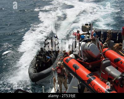 0906064747K-002 PERSISCHER GOLF (6. Juni 2009) Mitglieder eines Boardteams der Royal Bahrain Navy nähern sich dem Cutter Maui (WPB-1304) der US-Küstenwache in einem aufblasbaren Boot mit starrem Rumpf während des Trainings Goalkeeper. Die acht Tage dauernde multilaterale Übung, die von der Combined Task Force (CTF) 152 geleitet wurde, zielte darauf ab, die Fähigkeiten der Koalitionspartner zur Bekämpfung von Schleusereinsätzen zu verbessern, die Durchsuchungs- und Beschlagnahmungstechniken zu verbessern und bewährte Verfahren im gesamten Spektrum der Maßnahmen zur Gefahrenabwehr im Seeverkehr auszutauschen. (U.S. Navy Stockfoto